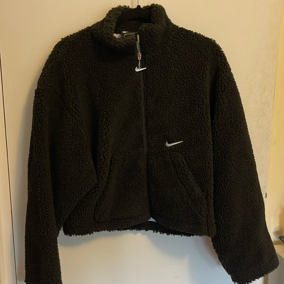 Nike Jackets & Blazers - Nike cropped shearling fleece full-zip jacket in black